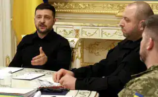 Украина согласилась на мирное соглашение, достигнутое при посредничестве администрации президента Дональда Трампа, чтобы остановить продолжающийся конфликт. Подробности соглашения остаются на стадии обсуждения, сообщает CBS News.