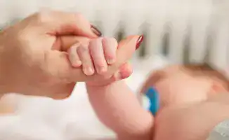 Подача заявки на соцвыплату по беременности и родам через банк: разъяснение Минтруда и пилотный проект в Казахстане