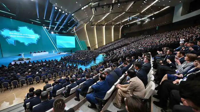 Президент Касым-Жомарт Токаев выступил на диалог-платформе сельских акимов, подчеркнув необходимость закрепления в законе обязательства акимов отчитываться перед населением. Это заявление сделано в контексте повышения прозрачности и ответственности местны