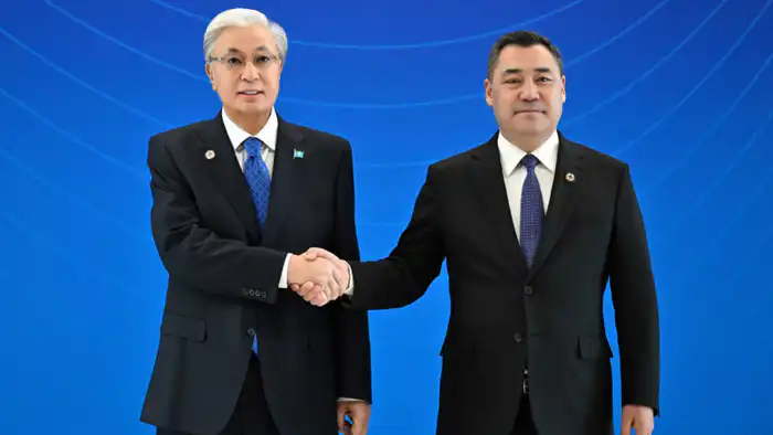 Президент Казахстана Касым-Жомарт Токаев прибыл в резиденцию 'Ынтымак Ордо' в Бишкеке для участия в заседании Совета коллективной безопасности ОДКБ.