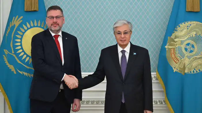 Токаев встретился с спецпредставителем ЕС по Центральной Азии Эдуардсом Стипрайсом