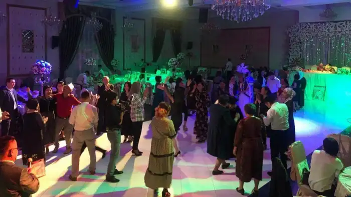 В Кыргызстане все тои и развлекательные мероприятия теперь должны завершаться до 22:00, согласно указанию главы ГКНБ. Закон 'О тишине' также требует, чтобы кафе, рестораны и ночные клубы закрывались в это же время.