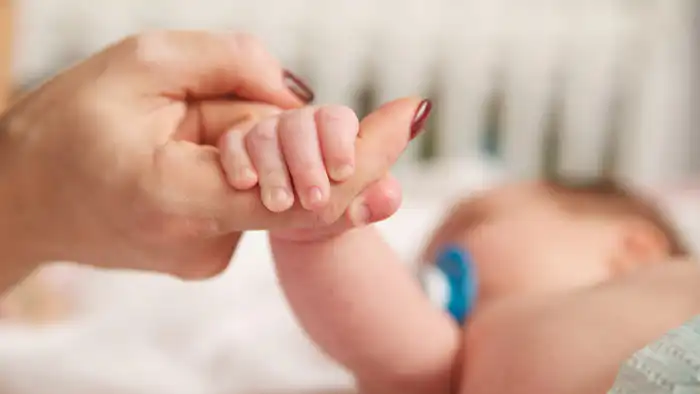 Подача заявки на соцвыплату по беременности и родам через банк: разъяснение Минтруда и пилотный проект в Казахстане