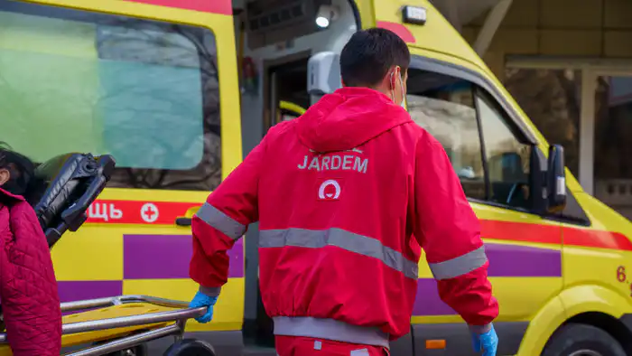 Фельдшеры и водители скорой: зарплата на грани изменений?