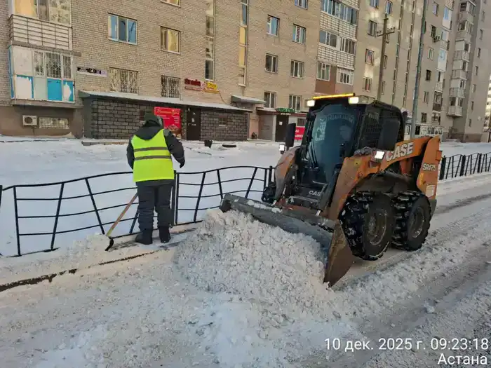 Более 3 000 дорожных рабочих и 1 300 единиц спецтехники задействованы в снегоуборочных работах в Астане (4)