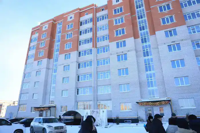 Жильцам ЖК «Exclusive», ранее являвшегося долгостроем, в День Независимости вручили ключи от квартир