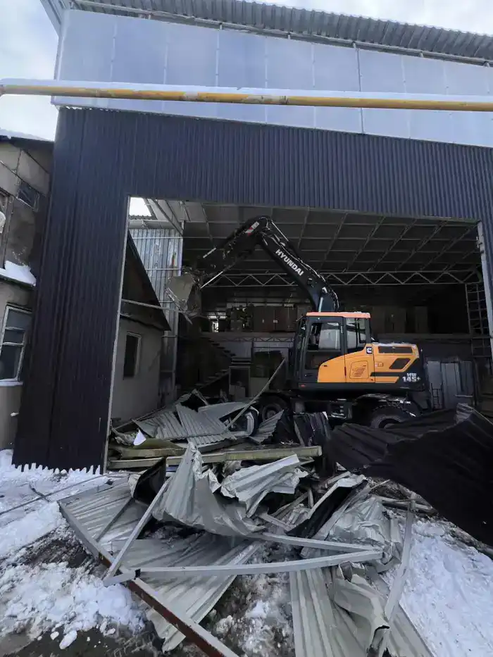 В Алматы сносят незаконное двухэтажное здание (2)