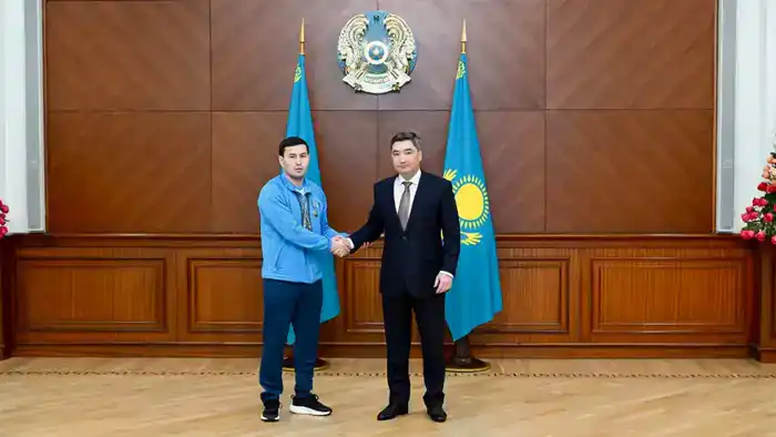 Еркебулан Канафин и тренер Сергей Дмитренко получили орден «Құрмет» от премьер-министра Олжаса Бектенова