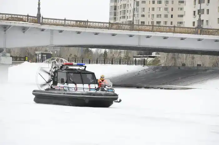 «Тонкий лед»: столичные спасатели напомнили горожанам правила безопасного поведения на льду (4)