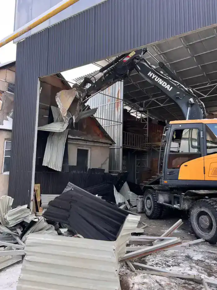 В Алматы сносят незаконное двухэтажное здание (3)