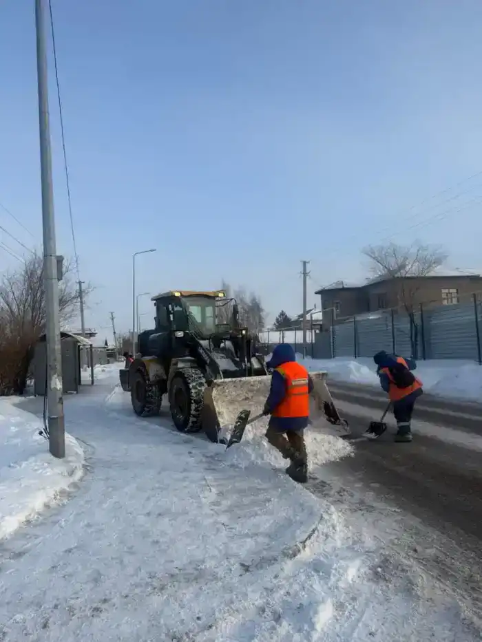 Коммунальные службы Астаны активно очищают город от снега с привлечением почти 3000 рабочих и 1608 единиц техники