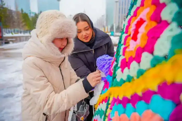 В Астане возвели эко-елку с казахской символикой (9)