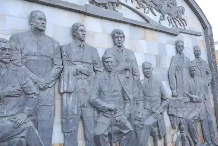 В День Независимости актюбинцы возложили цветы к мемориальному комплексу «Азаттықтың ақ таңы» (5)