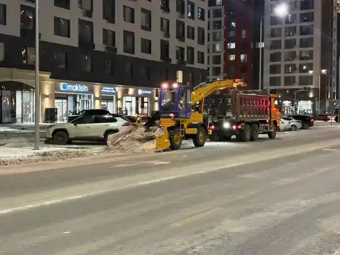 В Астане более 1 200 единиц спецтехники работают над уборкой снега ночью