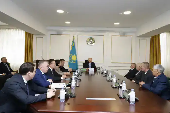 Бейбит Исабаев вручил государственные награды рабочим профессиям в Жетісу