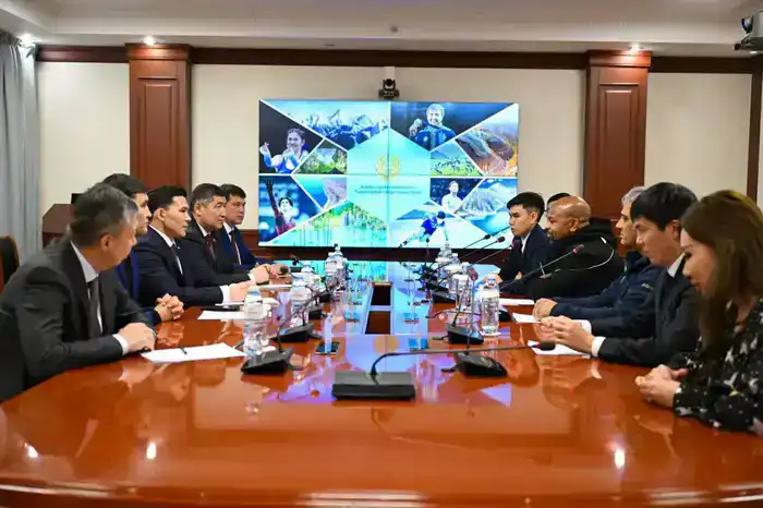 Ербол Мырзабосынов встретился с легендарным боксёром Роем Джонсом (9)