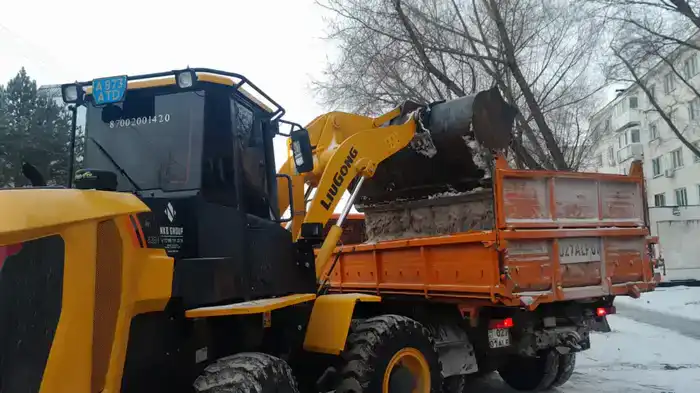 Более 1200 единиц спецтехники заняты в снегоуборочных работах в Астане (4)