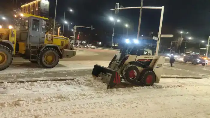 Свыше тысячи единиц спецтехники вышли на уборку снега в Астане в ночную смену (4)