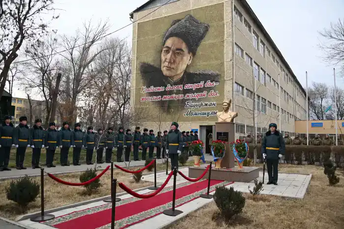В Вооруженных силах почтили память Героя Советского Союза Бауыржана Момышулы (2)