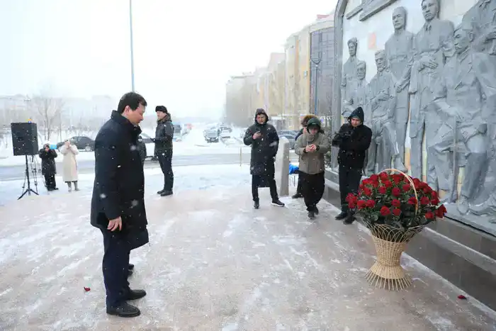 Цветы к мемориалу Азаттықтың ақ таңы в Актобе на День Независимости