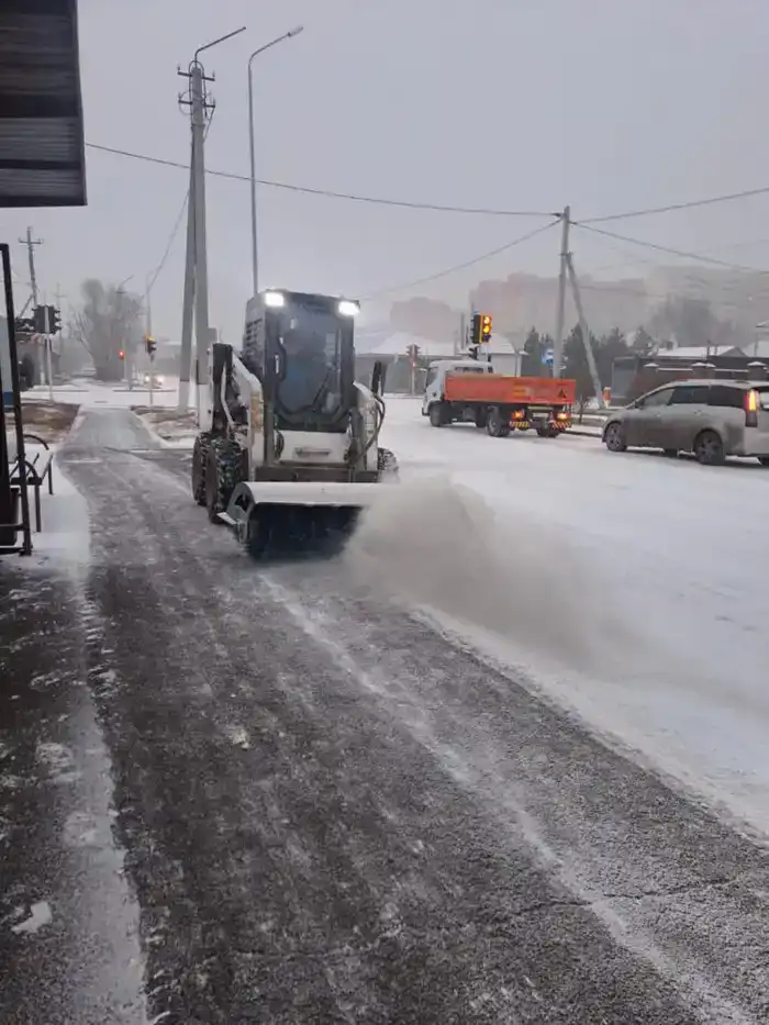 Свыше 1 тыс. единиц спецтехники задействовано в снегоуборочных работах днем в Астане (3)
