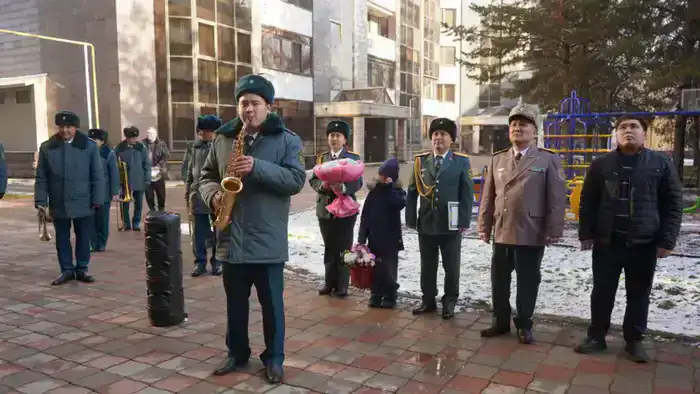 В Алматы военнослужащие с оркестром поздравили Бибигуль Тулегенову с днем рождения (5)
