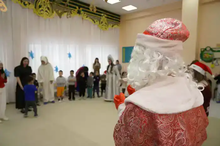 В детском саду "Аяла" прошел новогодний утренник для особенных детей с Дедом Морозом и Снегурочкой