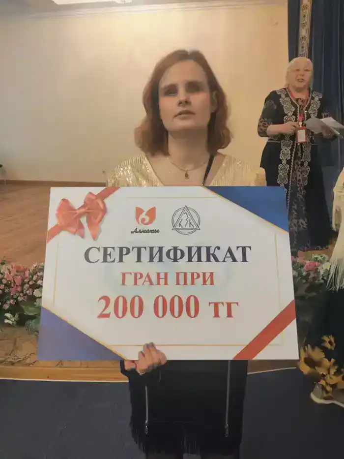 Голоса, которые слышны в темноте: вокальный конкурс для людей с нарушением зрения в Алматы