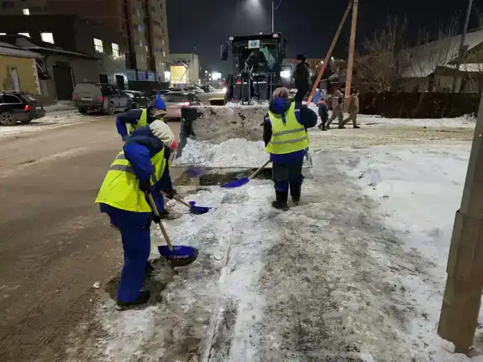 Астана принимает меры по борьбе со снегопадом: более 400 рабочих и 1 000 единиц техники задействованы в уборке