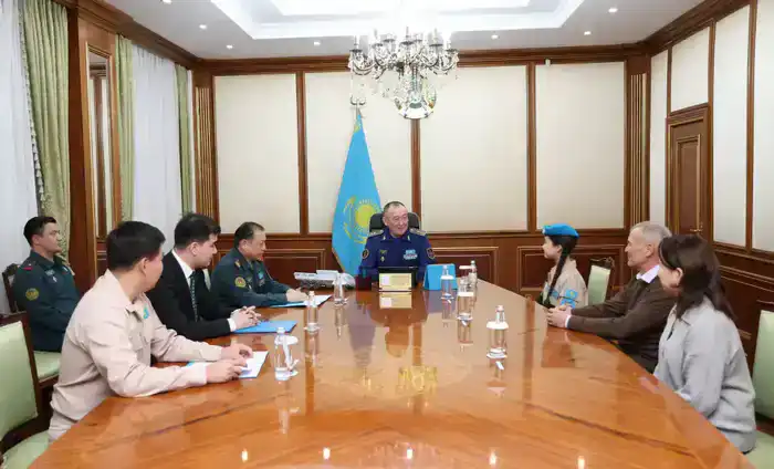 Министр обороны Даурен Косанов поздравил Жасмину Тузелову с третьим местом в конкурсе «Голос. Дети»