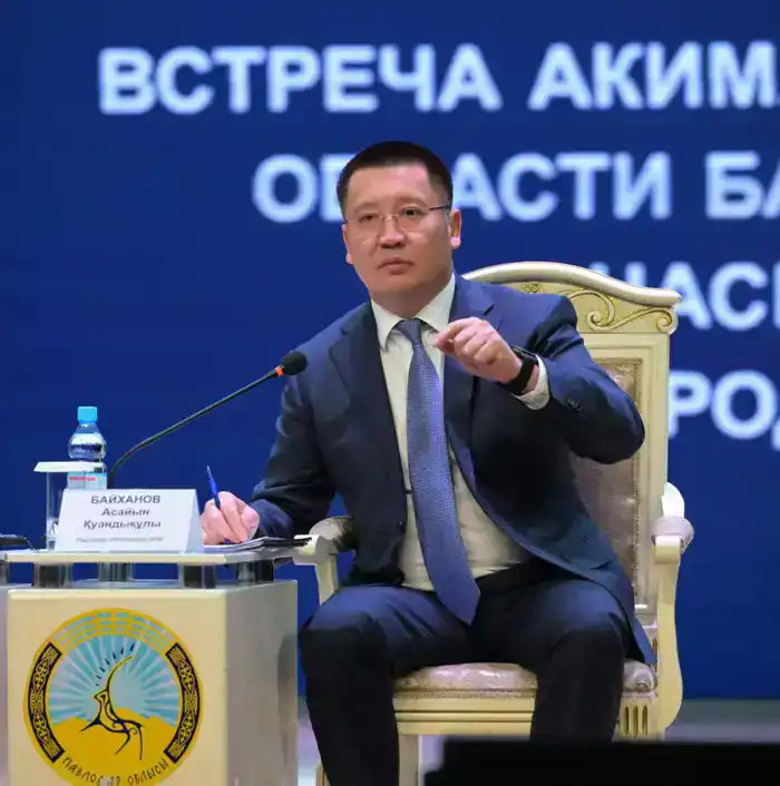 Аким Павлодарской области Асаин Байханов провел встречу с жителями Аксу: в центре внимания — вопросы развития города (7)