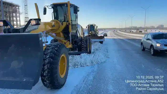 Более 3 000 дорожных рабочих и 1 300 единиц спецтехники задействованы в снегоуборочных работах в Астане (3)