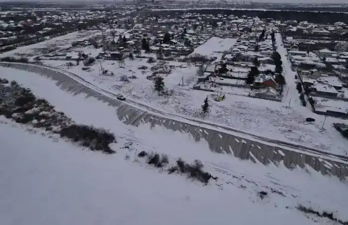 Аким области совместно с жителями села Прибрежное провел инспекцию хода реконструкции защитных сооружений (4)