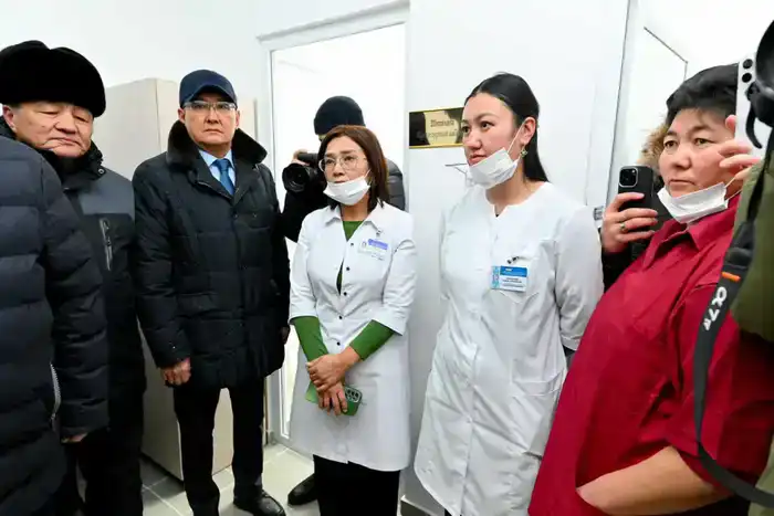 Аким области ознакомился с работой медицинского пункта в селе Малтүгел (2)