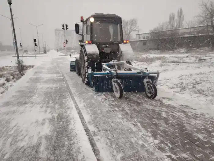 Свыше 1 тыс. единиц спецтехники задействовано в снегоуборочных работах днем в Астане (7)