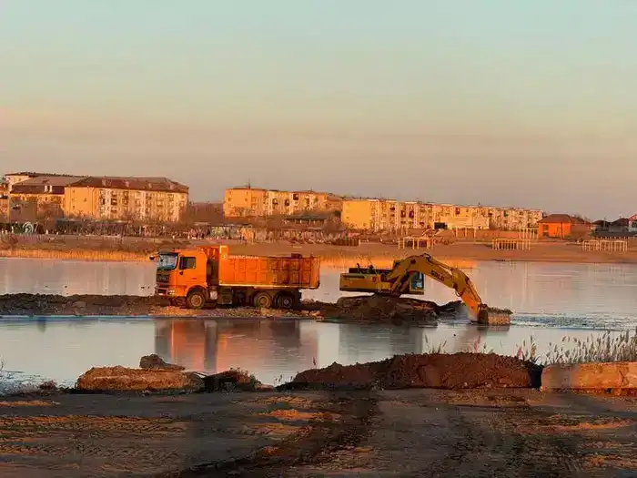 В Карагандинской области приступили к очистке озера Балхаш от донных отложений (2)