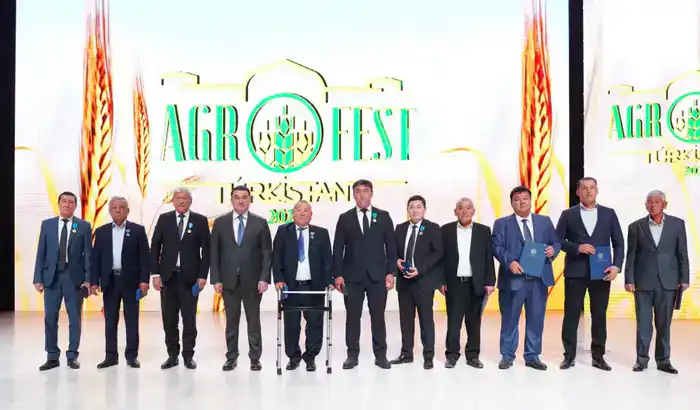 В ТУРКЕСТАНСКОЙ ОБЛАСТИ ПОЧЕТНЫМИ ЗНАКАМИ ОТМЕТИЛИ РАБОТНИКОВ СЕЛЬСКОГО ХОЗЯЙСТВА (9)