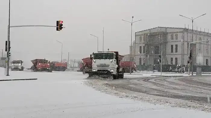 Свыше 1 тыс. единиц спецтехники задействовано в снегоуборочных работах днем в Астане (6)