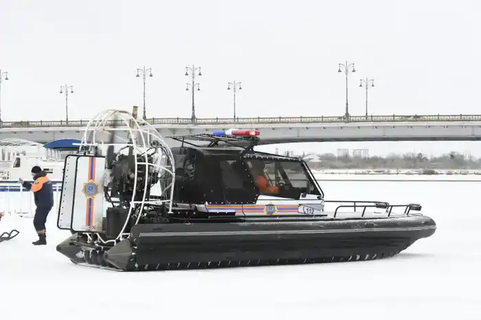 «Тонкий лед»: столичные спасатели напомнили горожанам правила безопасного поведения на льду (6)