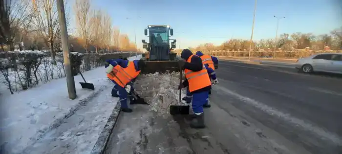 Снежный фронт: 3 000 дорожных рабочих и 1 400 единиц техники на передовой борьбы с зимними стихиями в Астане