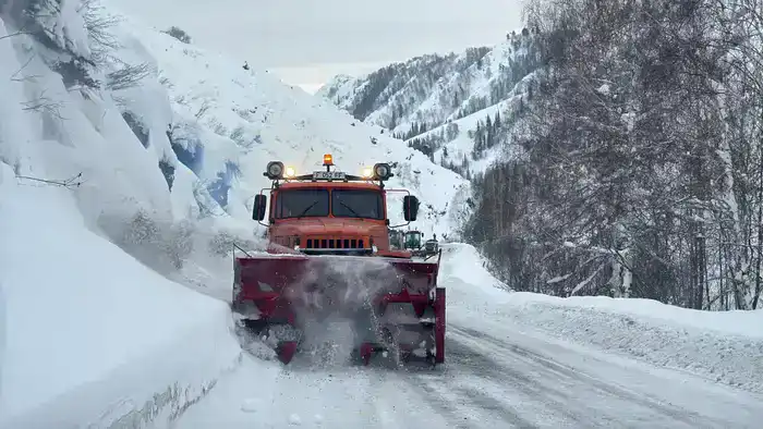 МЧС предупреждает о самопроизвольном сходе снежных лавин (4)