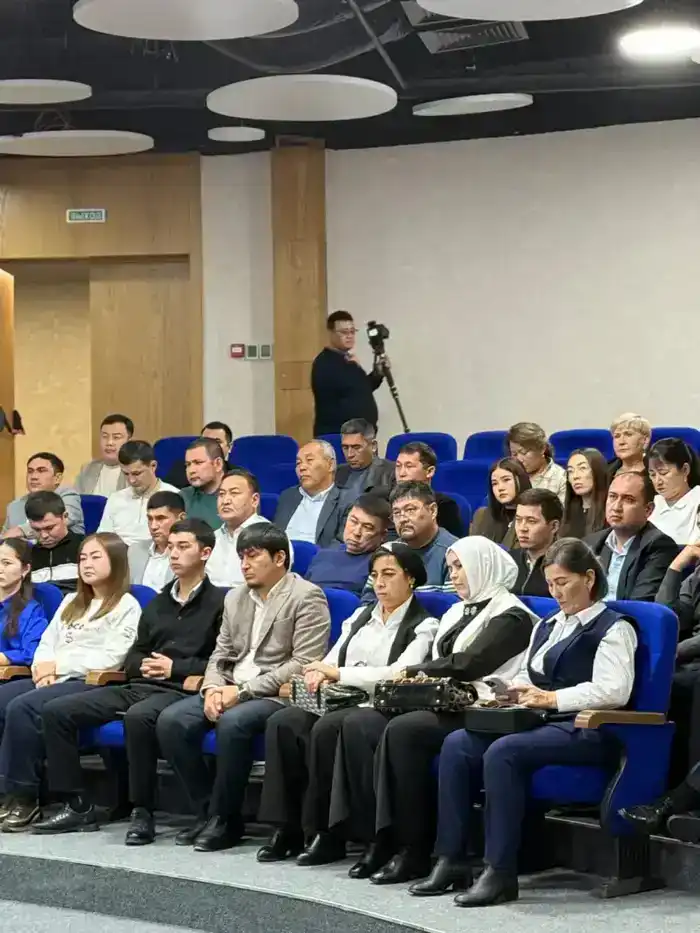 Вице-министр торговли и интеграции РК Айдар Абилдабеков посетил предприятия Туркестанской области и провёл встречу с населением и представителями бизнеса (9)