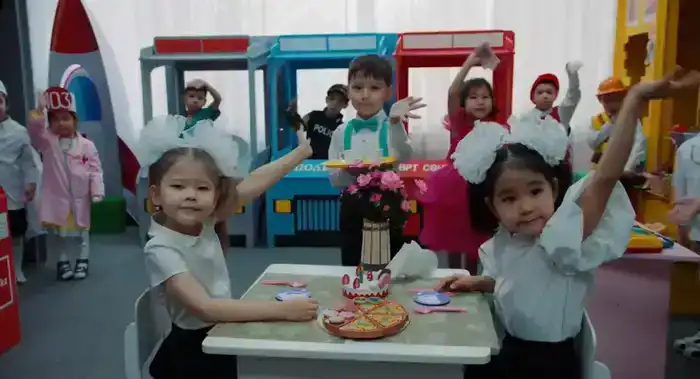 Два тысяч сердца в унисон: студенты колледжей Астаны отметили Год рабочих профессий флешмобом