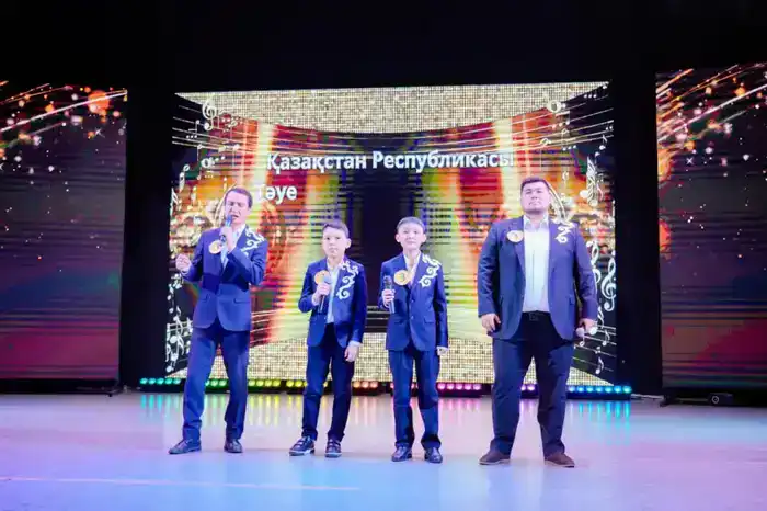 Гармония голосов: Патриотическая песня объединяет поколения в Астане