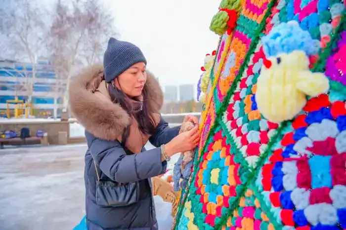 В Астане возвели эко-елку с казахской символикой (5)