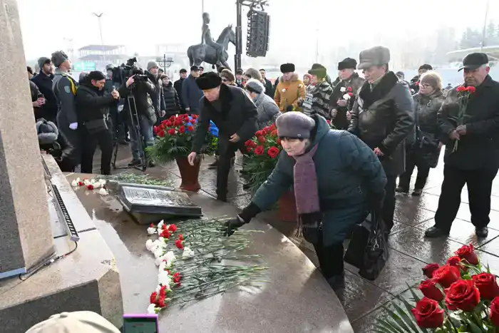 Собрание горожан в Алматы у монумента «Тәуелсіздік»: почтение памяти героев и проявление единства