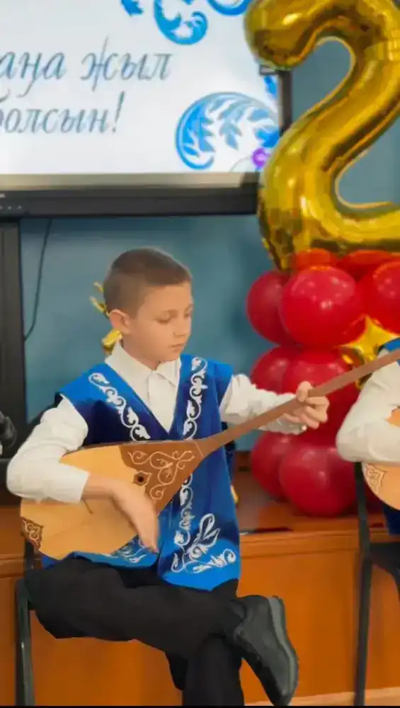 Аким ВКО поздравил детей из Детской деревни семейного типа с Новым годом и вручил подарки