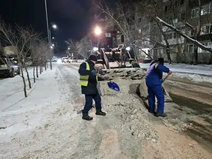 Свыше тысячи единиц спецтехники вышли на уборку снега в Астане в ночную смену (6)