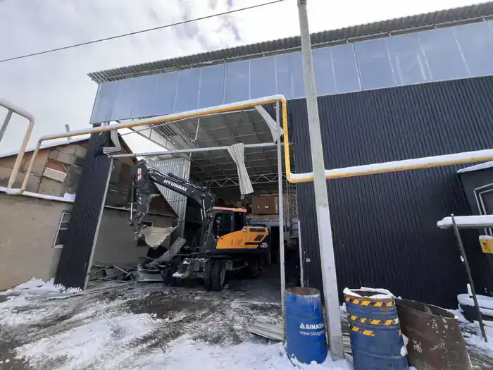 Снос незаконного двухэтажного здания в Алматы