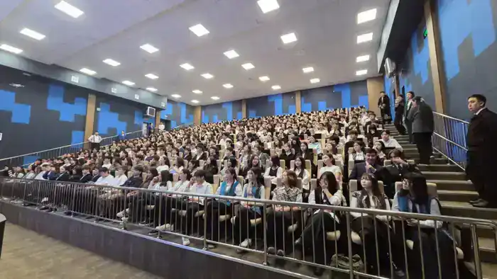 400 школьников на лекции о цифровой безопасности: обсуждают дипфейки и защиту данных